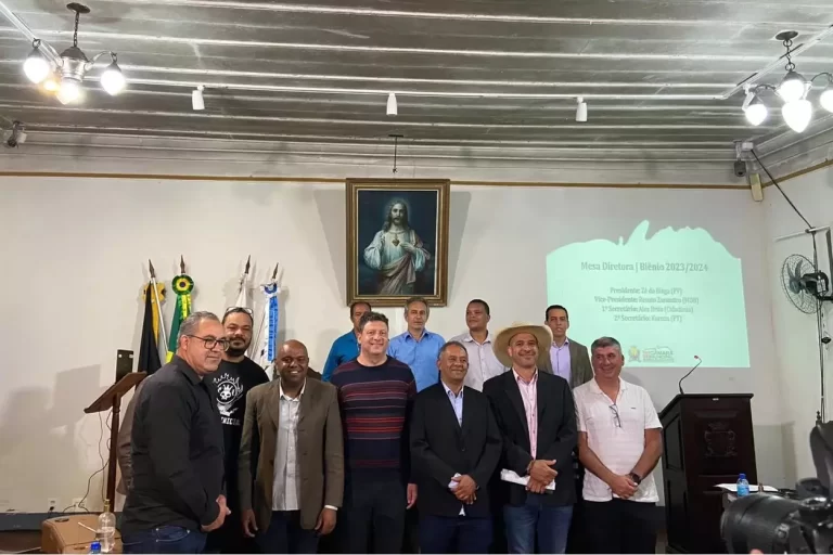 Vereadores posam para foto após a eleição, por unanimidade, do novo Presidente da Cãmara de Ouro Preto