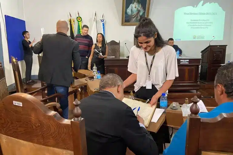 Eleito Presidente da Câmara de Ouro Preto, Zé do Binga assina a ata da reunião