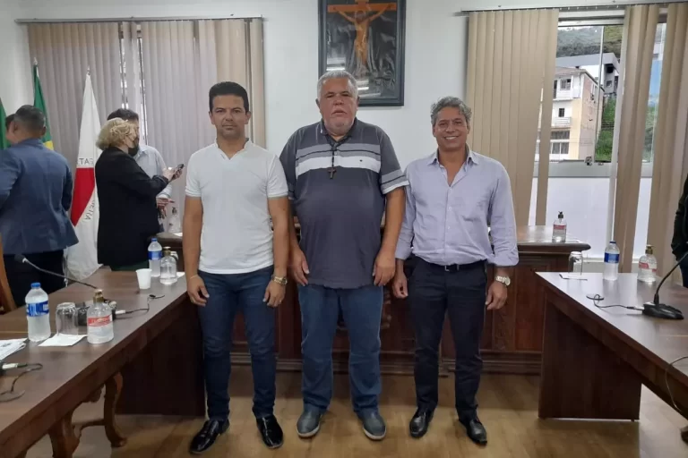 Edson Agostinho (centro), Manoel Douglas (à esquerda) e Zezinho Salete, compõem, com Fernando Sampaio, a Mesa Diretora da Câmara de Mariana, para o biênio 2023/2024