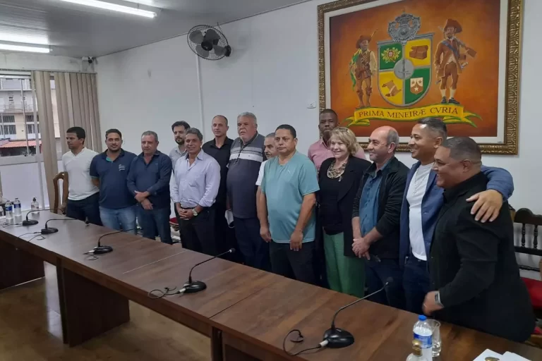 Vereadores posam para foto oficial que marcou a sessão de elição da nova Mesa Diretora da Câmara de Mariana
