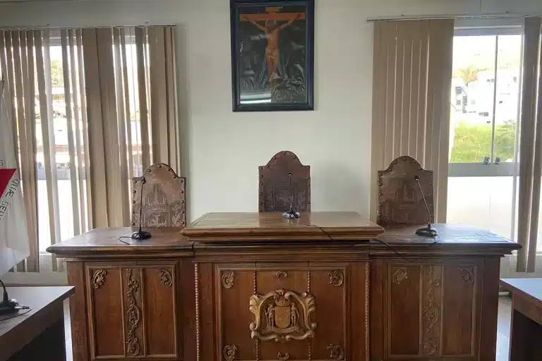 Mesa do plenário da Cãmara de Mariana, que será ocupada por Fernando Sampaio, como presidente, tendo ao seu lado o vice e o secretário, com quadro do Cristo Crucificado na parede ao fundo