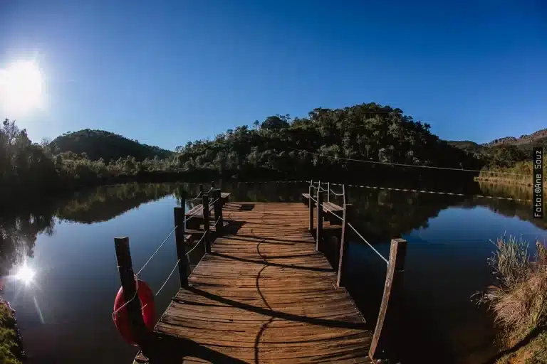 CAis de madeira em uma das nascentes que correm risco de extinção pela concessão do Itacolomi