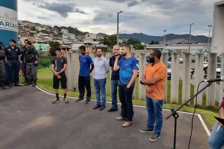 Bruno Freitas, Secretário de Esportes de Mariana, faz pronunciamento durante a cerimônia de inauguração da pista de pump track