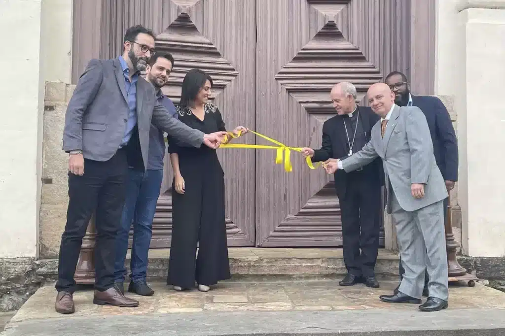 Autoridades fazem o desatamento da fita simbólica que marcaou a reabertura da Catedral de mariana