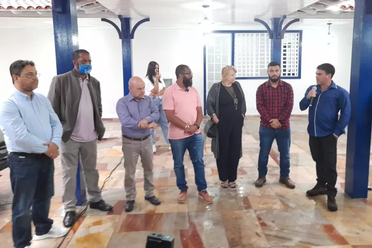 Pessoas em pé, durante cerimônia de entrega da reforma do Terminal Turístico Manoel da Costa Atayde