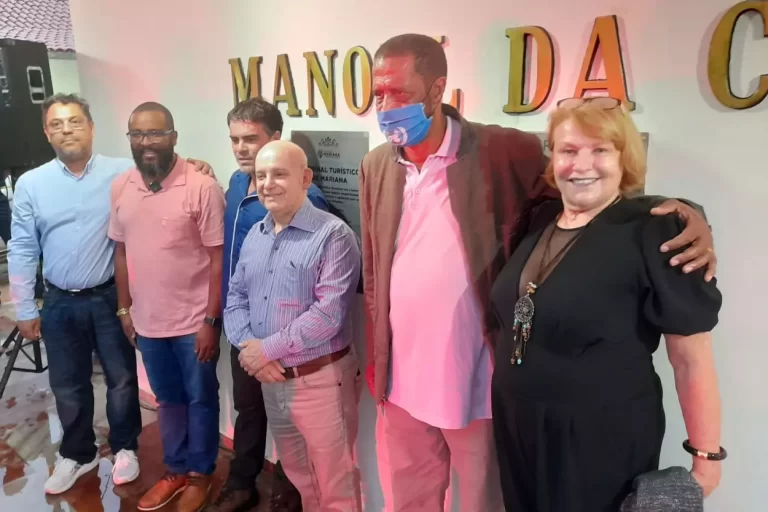 Pessoas em foto oficial do evento de entrega da reforma do Terminal Turístico