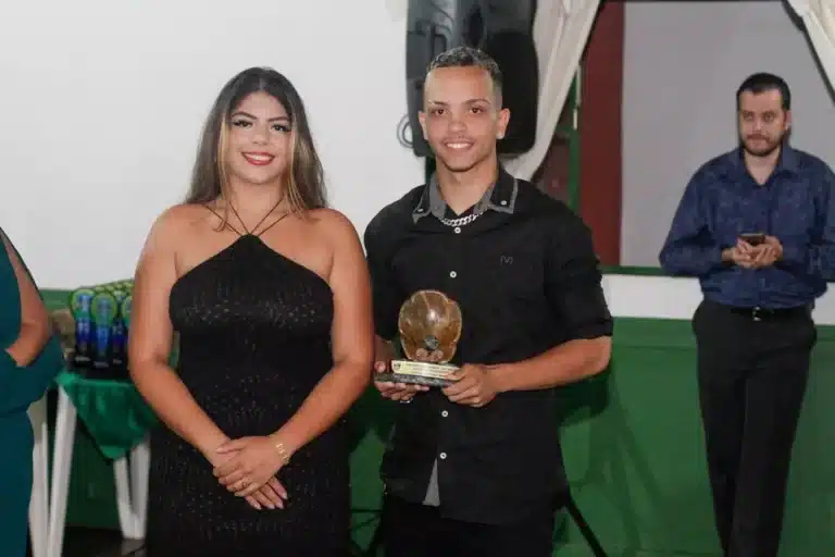 Lucas Barbosa, ao lado de uma das encarregadas da entrega do Troféu Paulo Munheca