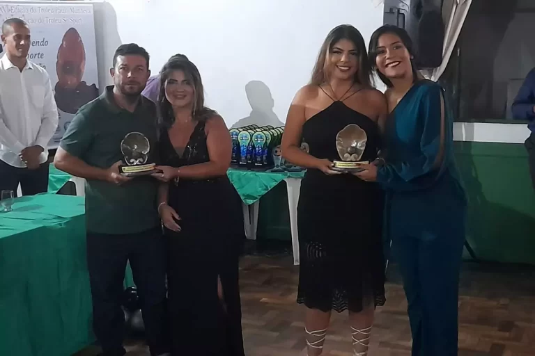 João (Rádio Montanhesa) e Helen (Rádio Real FM), representando as emissoras, recebem o Troféu Paulo Munheca