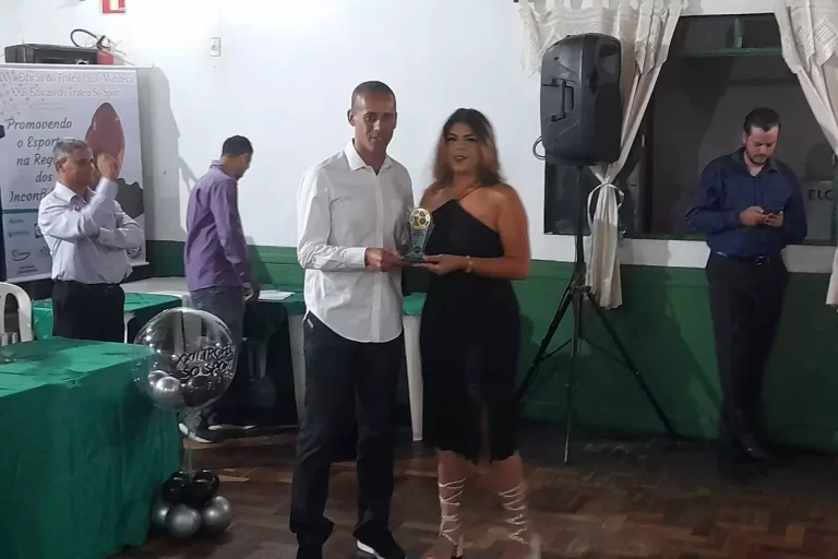 Ex-jogador Wendel, nascido em Mariana, recebe a homenagem do Troféu Só Sport