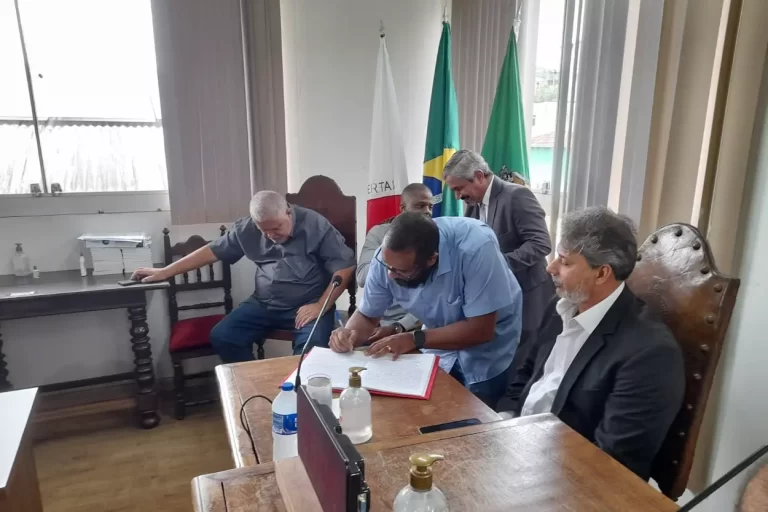 Deixando o cargo de prefeito interino, Ronaldo Bento reassume sua cadeira na Câmara de Mariana