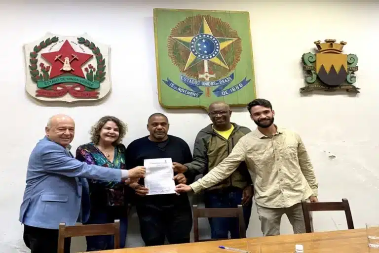 Prefeito, vice-prefeita e representantes da Liga Esportiva Ouro-pretana exibem documento relativo ao repasse financeiro para a realização dos campeonatos amadores em Ouro Preto