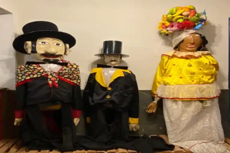Bonecos do Bloco Zé Pereira dos Lacaios, uma das mais tradicionais instituições carnavalescas de Ouro Preto
