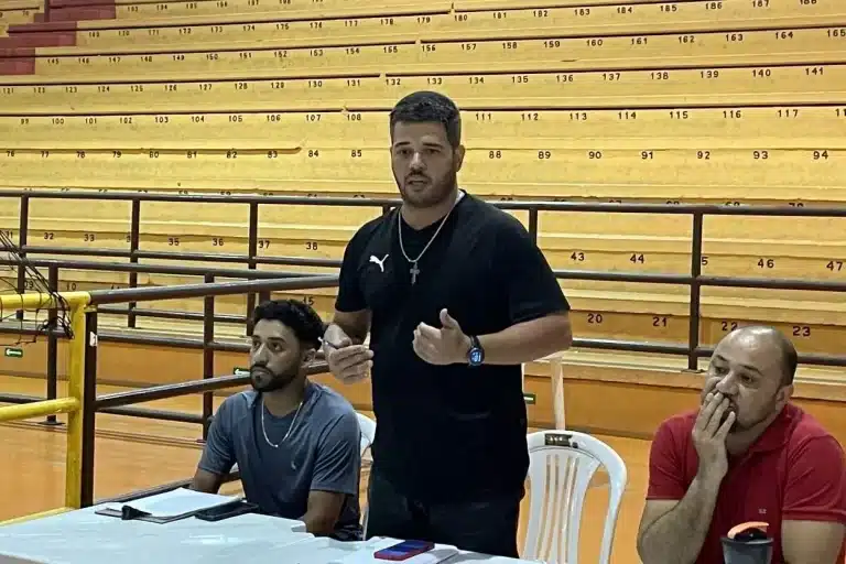 Gustavo Gomides, de pé, fala sobre a criação da seleção sub-15, tendo ao seu lado direito o técnico Raul Patrick, e à esquerda o subsecretário Wagner Ramos