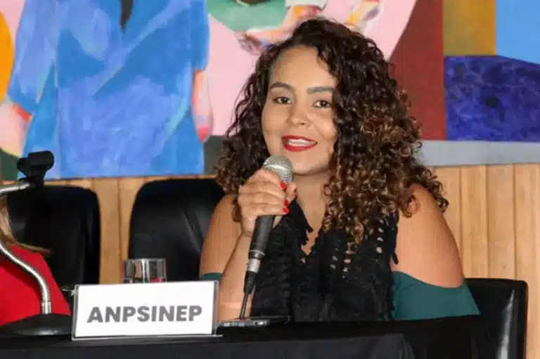 Com o microfone na mão, Adelina Malvina discursa na VI Conferência Municipal dos Direitos da Criança e do Adolescente