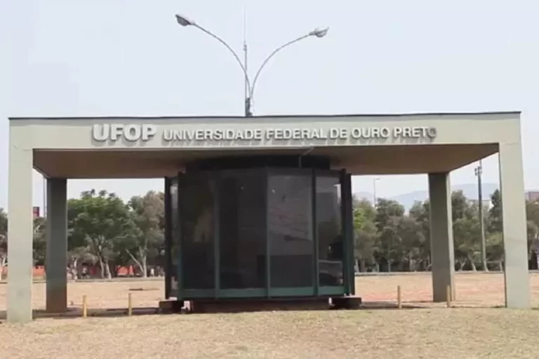 Portal na entrada do Campus da UFOP em Ouro Preto