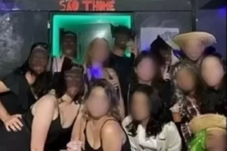 Os estudantes e moradores de repúblicas pintaram os rostos com tinta preta e foram acusados de praticar ‘blackface’