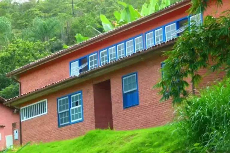 Fachada de uma das moradias estudantis da UFOP, no local denominado "Moitas", onde ocorreu o episódio de assédio e importunação sexual, em dezembro de 2022