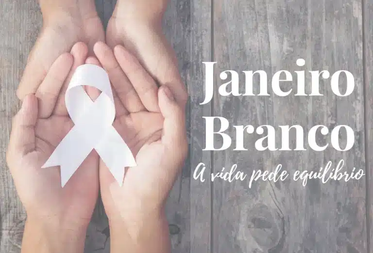 Quatro mãos segurano um laço branco, símbolo da campanha Janeiro Branco