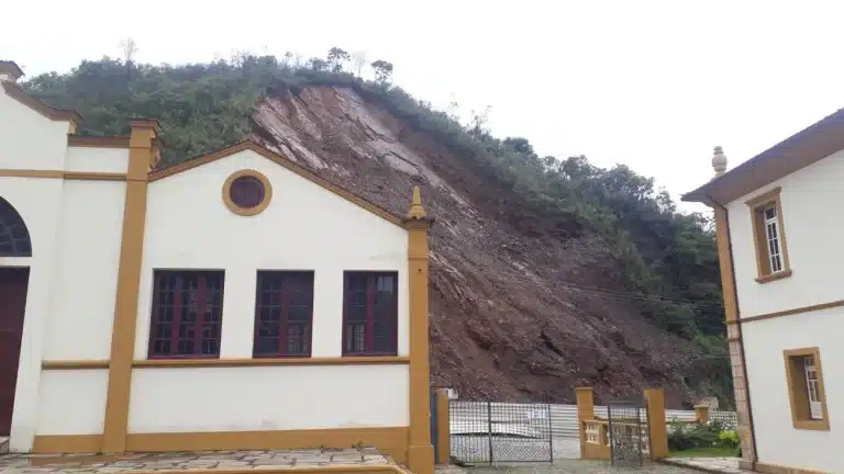 Vista da parte do Centro de Convenções da UFOP, que está com um dos salões interditado, vendo-se ao fundo o talude do Morro da Forca
