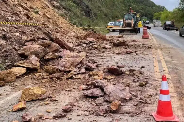 Deslizamento de terra na Rua Padre Rolim