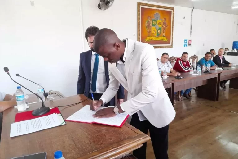 De paletó branco e calça preta, Pedro de Sousa assina termo de posse na Câmara de Bruno Freitas, antecessor de Gustavo Gomides, exercia o comando da Secretaria de Esportes desde o início da gestão interina de Juliano Duarte, quando a pasta foi desmembrada da atual Secretaria de Patrimônio Histórico, Cultura, Turismo e Lazer. Além das mudanças no Esporte, Edson Agostinho substituiu também Danilo Brito das Dores (Saúde); Pedro Cesar de Oliveira Nunes (Desenvolvimento Econômico); Newton Geraldo Xavier Godoy (Obras e Gestão Urbana); Marcílio Geraldo Vieira de Queiroz (Patrimônio Histórico, Cultura, Turismo e Lazer); Walber Luiz da Silva (Desenvolvimento Social e Cidadania), e Tenente Freitas (Segurança Pública). ariana