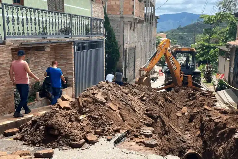 Em 13 de janeiro a Rua João Batista ficou interditada para reparos na rede pluvial, danificada devido ao tráfego pesado, Para o trabalho foi utilizadauma retroescavadeira que precisou abrir ainda mais a cratera formada na via.