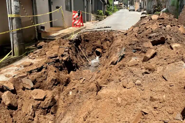 Cratera aberta na Rua João Batista, devido aos danos causados na rede pluvial pelo intenso tráfego pesado