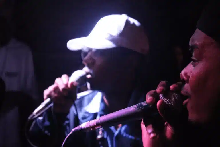 Bomblack e Demanjah, dois integrantes do Movimento TT1, cantam a primeira música do show realizado no Sagarana