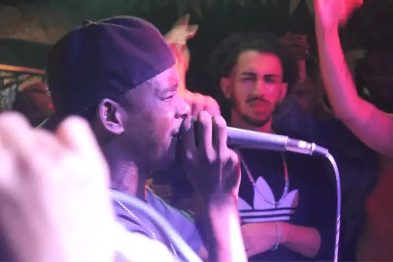 Sentimentos à flor da pele na apresentação do Movimento TT1 no Sagarana: Bomblack canta e Aquiles reage