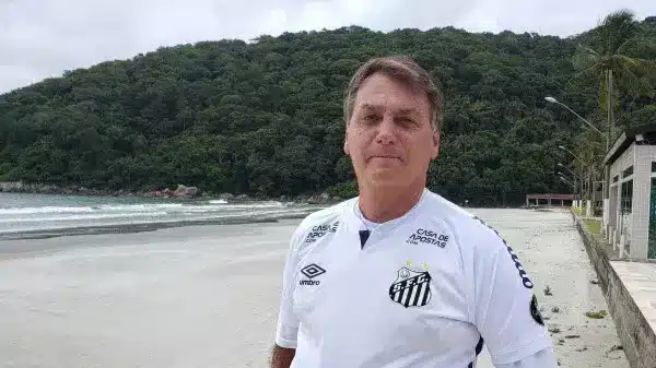 Bolsonaro, com a camisa do Santos, em uma das praias cujo hotel registra gastos no cartão corporativo, com hospedagens