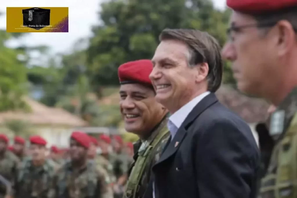 Bolsonaro sorridente, ladeado por militares com boinas vermelhas e uniformes camugflados em verde-oliva