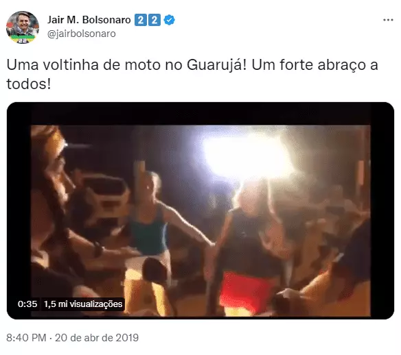 Usando capacete , Bolsonaro dá um passeio de moto e encontra simpatizantes, á noite, no balneário paulista do Guarujá, em 2019
