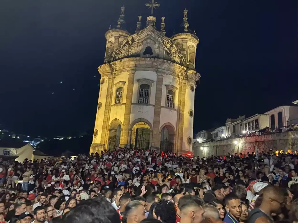 Multidão, diante da Igreja do Rosário, acompanha os blocos que desfilaram na abertura do Carnaval de Ouro Preto