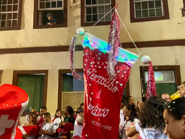Estandarte do bloco Vermelho i Branco, que fechou os desfiles da abertura do carnaval de Ouro Preto