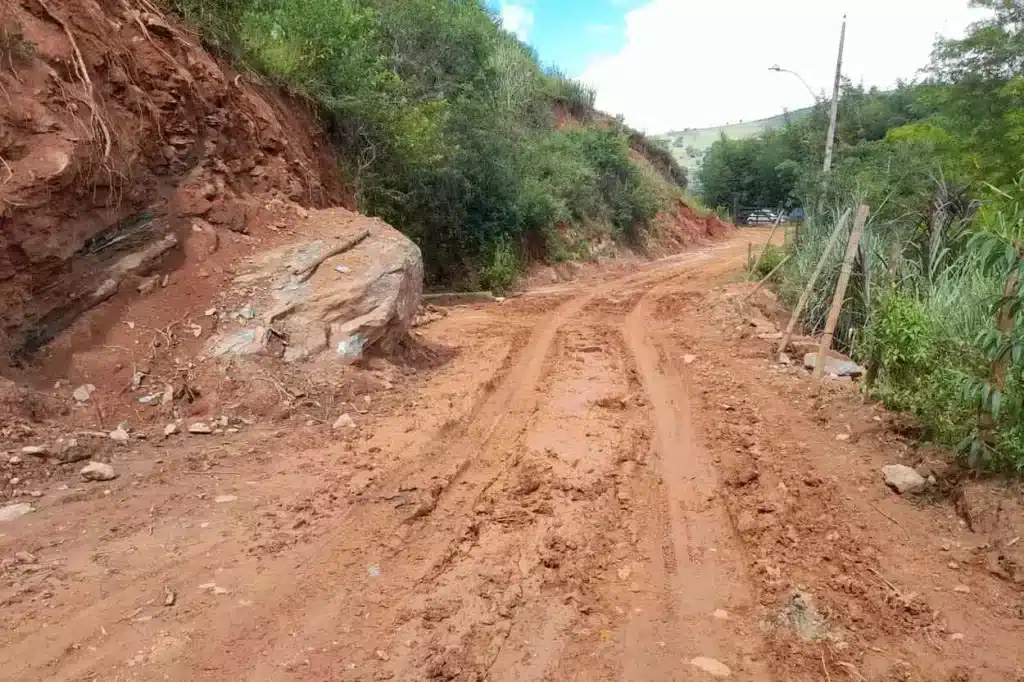 Aspecto final do trecho da estrada onde a comunidade realizou o mutirão para contenção da erosão