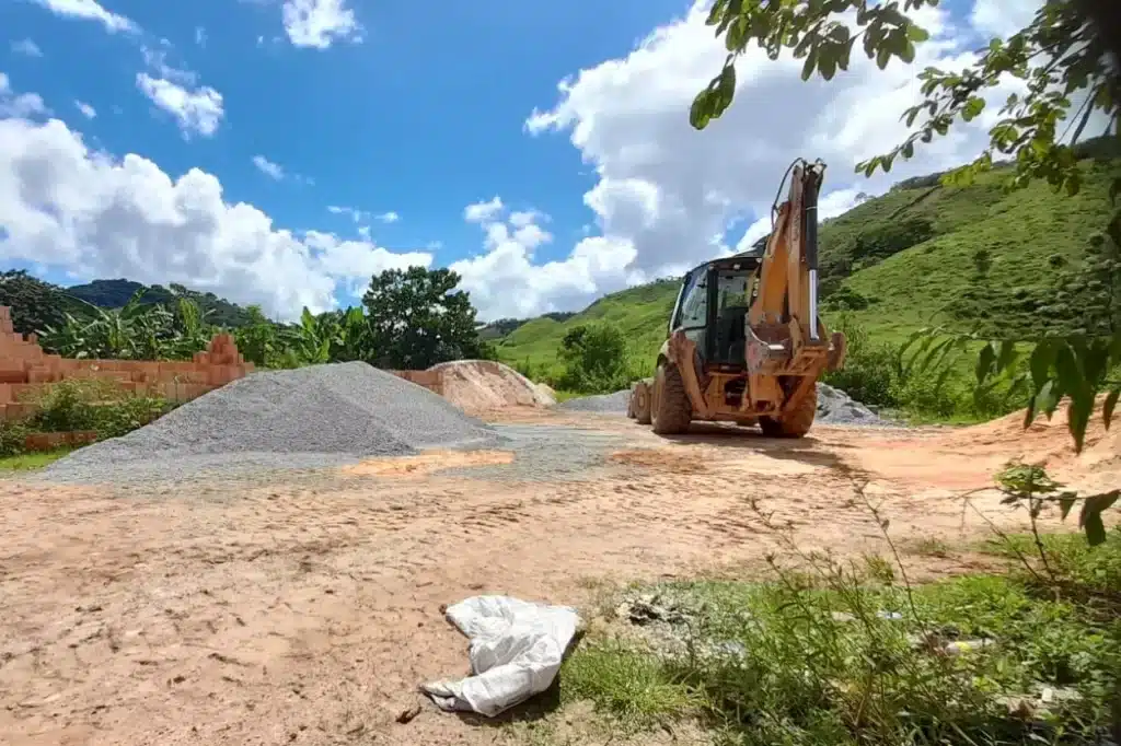 A retroescavadeira emprestada por um comerciante do distrito de Águas Claras para a realização do mutirão