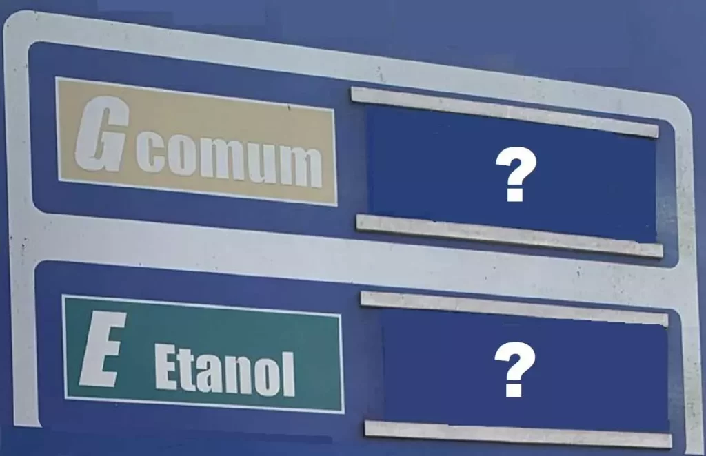 Placa de posto de gasolina, com interrogações no lugar dos preços do etanol e da gasolina