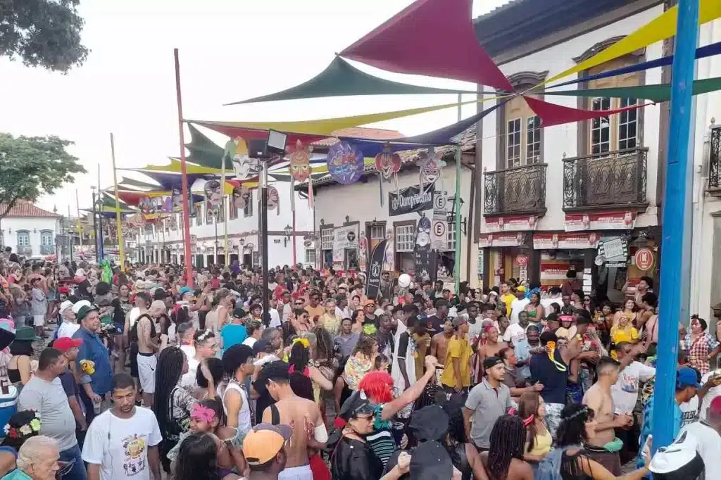 Tradicional desfile da Banda dos Farrapos na Praça Gomes Freire (Jardim)