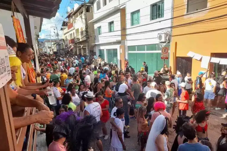 Rua Wenceslau Brás recebeu muitos foliões durante a concentração da Banda dos Farrapos