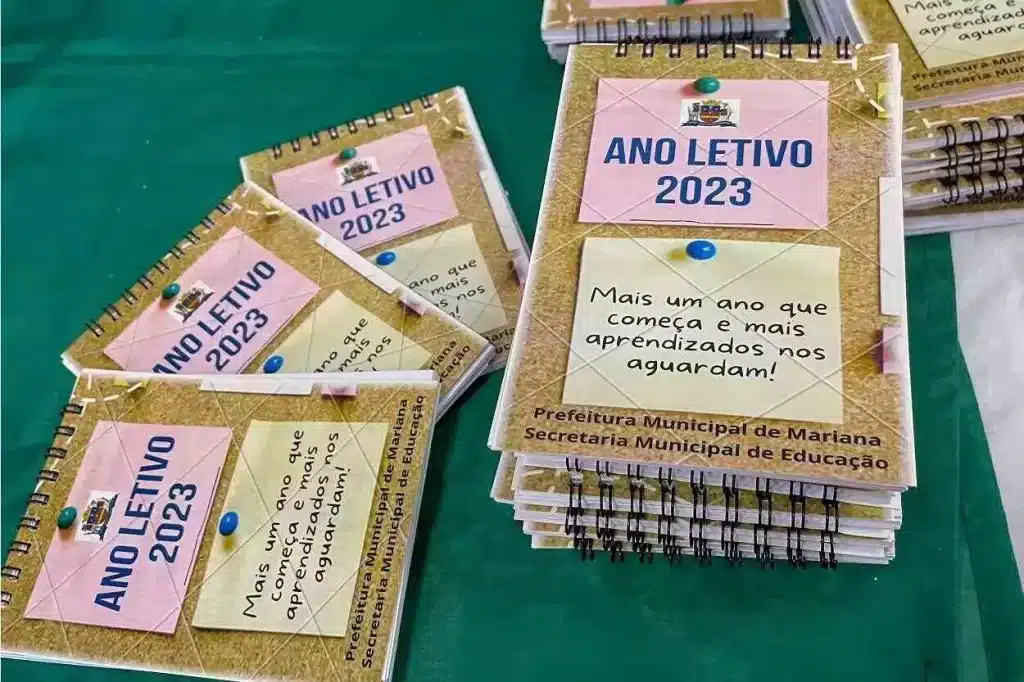 Bloquinhos e canetas distribuídos aos participantes do evento de abertura do ano letivo