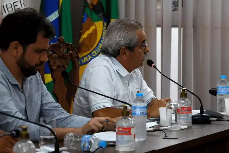 Vereadores Marcelo Macedo (MDB), ao fundo, acompanhado de Juliano Duarte, este último tendo ocupado interinamente a Prefeitura de Mariana, de janeiro de 2021 a junho de 2022.