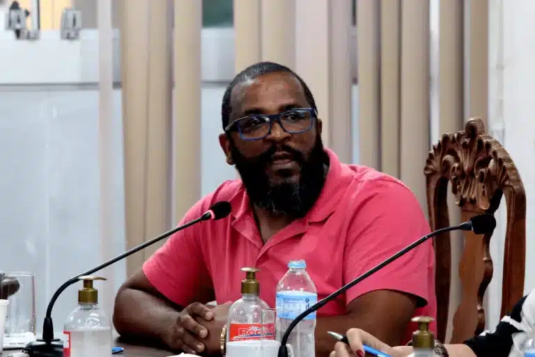 Ronaaldo Bento, retornando à Câmara Municipal de Mariana, discursa em defesa de sua gestão como prefeito interino do município