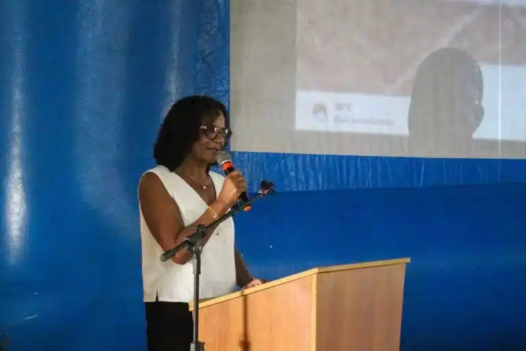 Secretária Municipal de Educação discursa na abertura do ano letivo