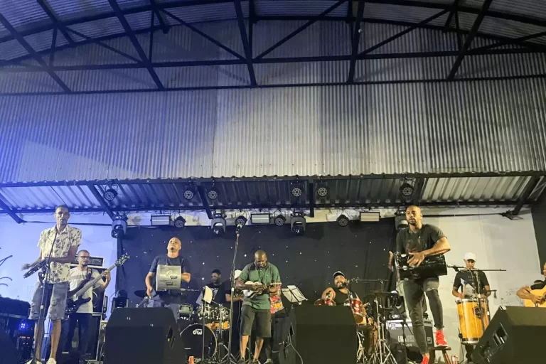Grupo Sereno, durante apresentação no Pré-Carnaval de Mariana