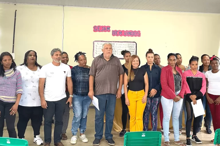 Foto oficial do Programa de Inclusão Produtiva, com beneficiárias e autoridades presentes ao evento