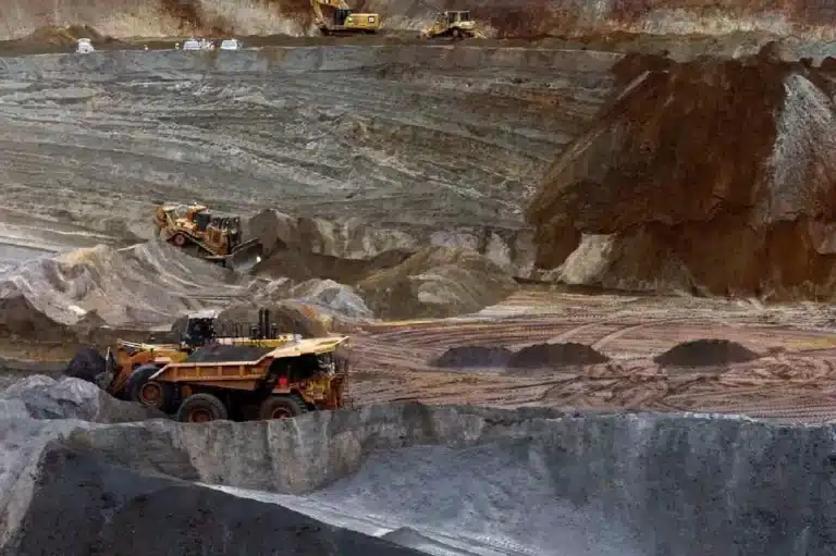 Cava de exploração de minério