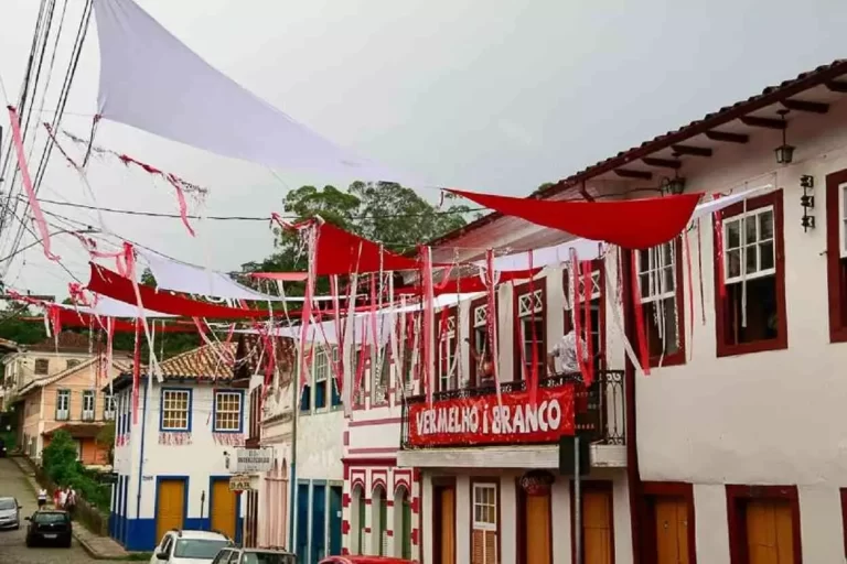 FAchada de sasarão colonial, com faixa do tradicional Bloco Vermelho i Branco