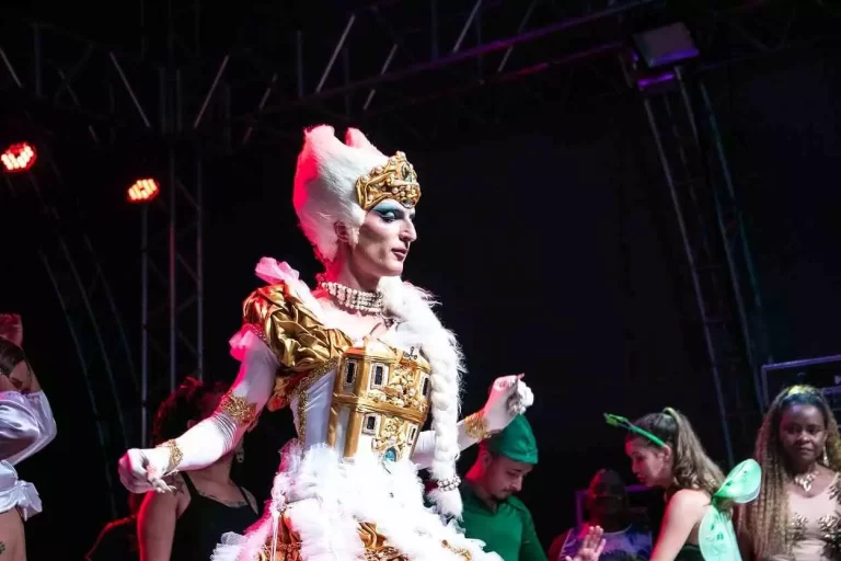 Vitória Monroe é drag queen, figurinista e artista de Lavras Novas