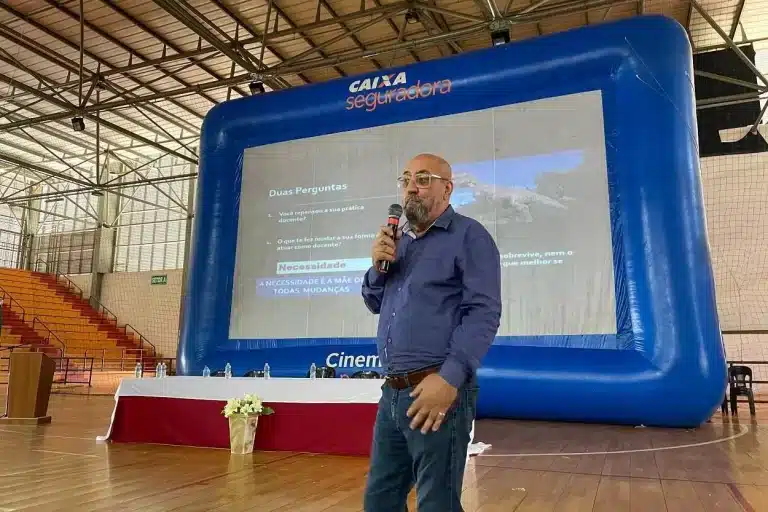 Vitor De-Lazzari Bicalho, durante palestra motivacional no evento de abertura do ano letivo