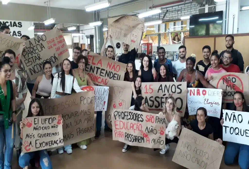 Cartazes denunciam assédio de professores nas manifestações em Ouro Preto